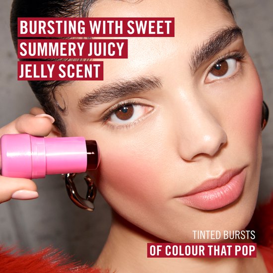 Close-up van een vrouw die de Rimmel Multi Tasker Jelly Crush (roodpeper-tint) op haar wang aanbrengt. Tekst: 'BURSTING WITH SWEET SUMMERY JUICY JELLY SCENT. TINTED BURSTS OF COLOUR THAT POP.'