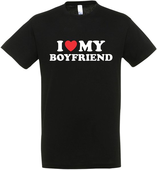 Zwart t-shirt met de tekst 'I ❤️ MY BOYFRIEND' in witte letters en een rood hart.