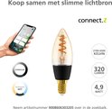 Smart connect.2 LED-lamp met een zwarte fitting en een gedraaide, amberkleurige gloeidraad. Dimbaar, instelbaar wit, 2700-6500 K, 320 lumen, 4,9 W.