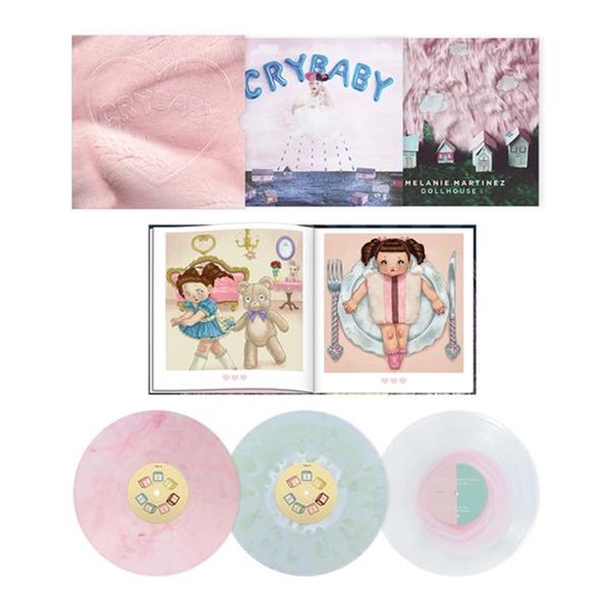 Boek met illustraties van Melanie Martinez en roze, groen en wit gespikkelde platen.