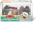 Houten ijskar speelgoed in doos. Met ijsschep, bakjes, ijssalons, en "Scoop & Serve Ice Cream Counter" logo.