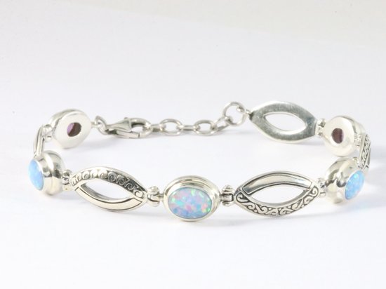 Bracelet traditionnel en argent sculpté avec opale australienne