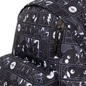Detail van een zwarte Eastpak rugzak met zwart-wit Pokémon print en rits.