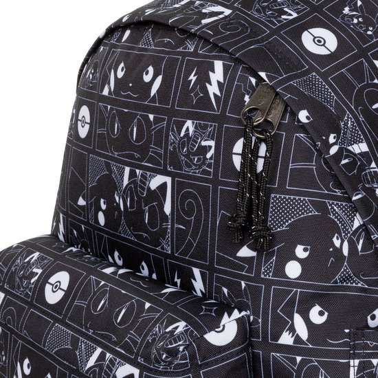 Detail van een zwarte Eastpak rugzak met zwart-wit Pokémon print en rits.