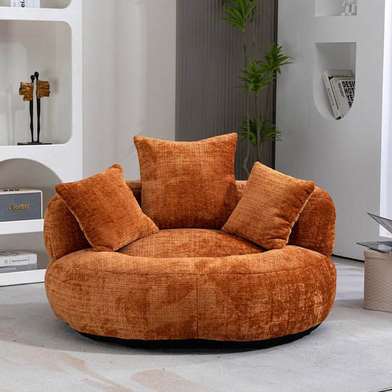Oranje chenille fauteuil met drie kussens, staand in een woonkamer.