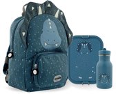 Blauwe rugzak met dinosaurusprint, lunchbox en drinkfles op witte achtergrond.