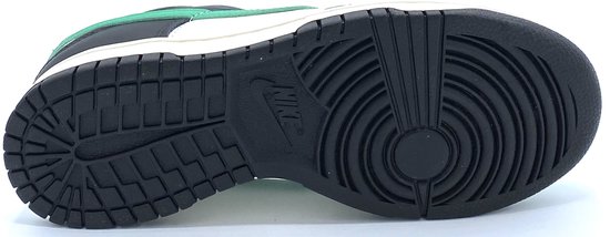 Zool van de Nike Dunk Low sneaker, zwart met groen en Nike logo.