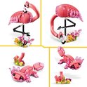 Een LEGO flamingo met een boogvormige nek en een roze axolotl, omringd door planten.