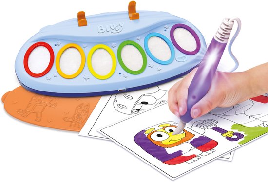 Blauwe lichtgevende pen kleurt een Bluey-kleurplaat. De lichtgevende pen is in gebruik.