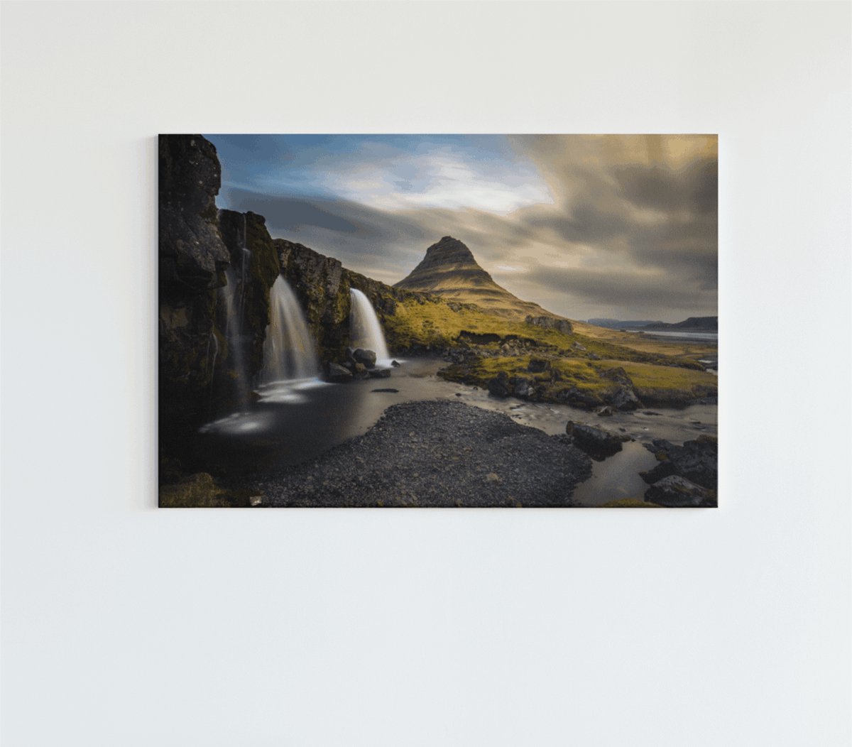 Trendex Global Canvas Schilderij – Natuur – Landschappen – Waterval en Berg – 150x100x2 cm Grijs
