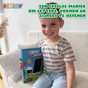 Jongen met DEPLAY tekentablet. Hij glimlacht naar de camera en houdt het apparaat vast.