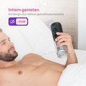 Man ligt in bed, vasthoudend aan een zwarte masturbator met transparant deel. 'Intiem genieten' is te lezen.
