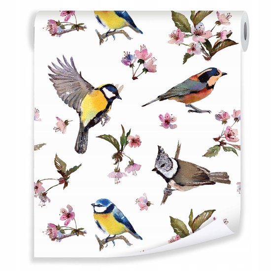 Behang met een witte achtergrond en aquareltekeningen van kleine vogels en roze bloesems.