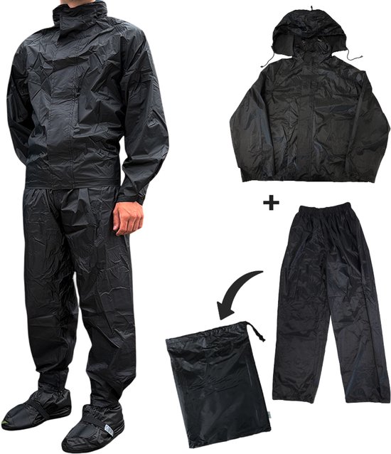 Een zwart regenpak, bestaande uit jas en broek, met een opbergzak. Het pak wordt gedragen door een model.