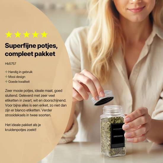Une femme avec un pot d'épices étiqueté 'OREGANO'. Les pots sont pratiques, jolis et bien fermés.