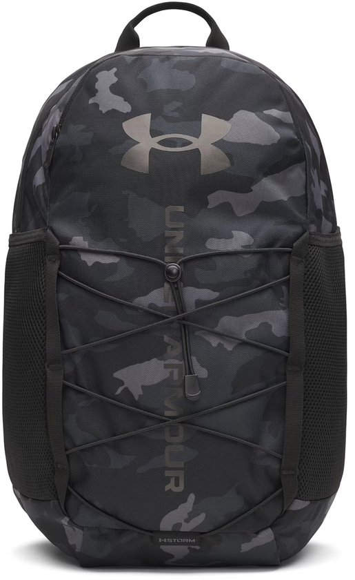 Zwarte camouflage rugzak met Under Armour logo, veters aan de voorkant en mesh zijvakken.