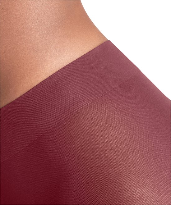 Detail van de tailleband van een rode panty.