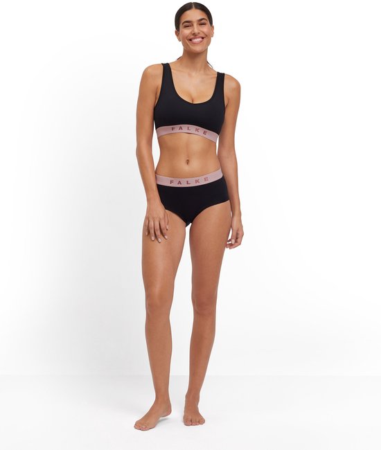 Model in zwarte sport-bh met rosé band en zwarte boyshorts.