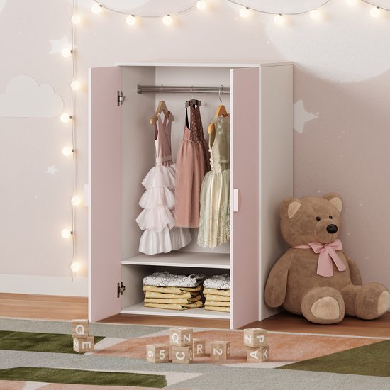 Open roze kinderledingkast met kleding en gevouwen kleding, met teddybeer en slingers.