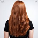Comparaison de cheveux roux avant et après l'utilisation de Redken Acidic Color Gloss. Les cheveux sont plus brillants et plus ondulés après utilisation.