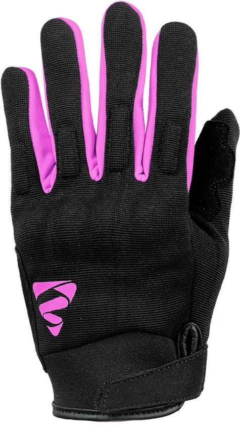 Zwarte motorhandschoen met roze vingers en roze logo op de hand.
