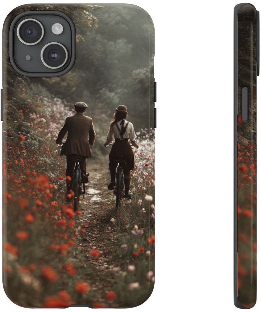 Fietsend Stelletje op Bloemenpad – Telefoonhoesje Geschikt voor iPhone 15 Plus