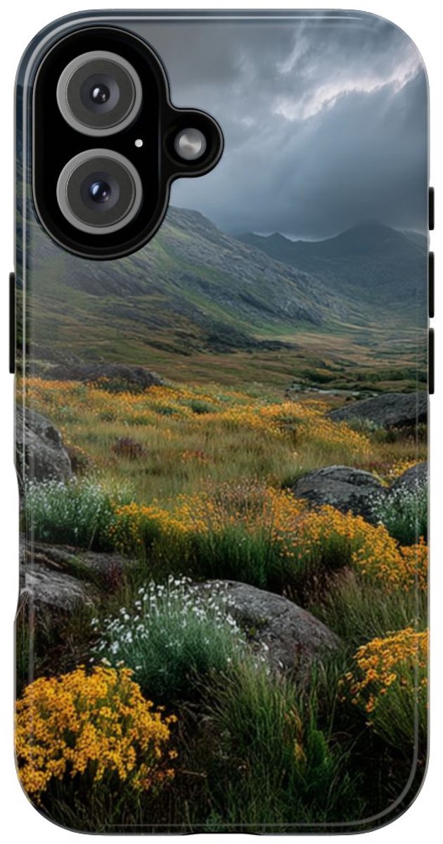 Berglandschap met Wilde Bloemen – Telefoonhoesje Geschikt voor iPhone 16