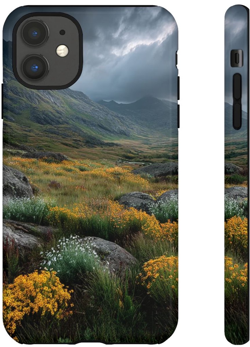 Berglandschap met Wilde Bloemen – Telefoonhoesje Geschikt voor iPhone 11