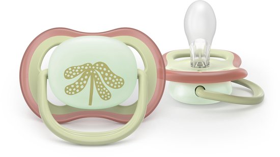 Twee lichtgroene Philips Avent Ultra Air fopspenen, waarvan één met goudkleurig libelpatroon.