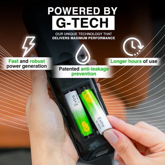 Vrouw plaatst twee GP Extra G-Tech AA batterijen in een zwarte afstandsbediening.