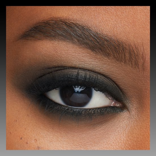 Close-up van een oog met donkere, rokerige oogschaduw en eyeliner.