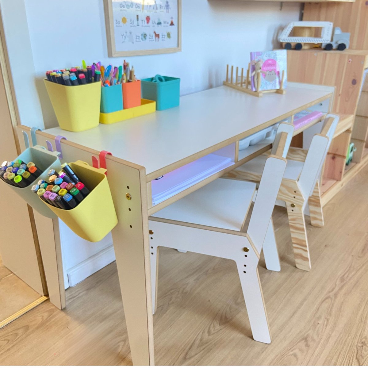Woodforkids - Meegroei Montessori Kinderbureau SET - Verstelbaar Bureau met 2 Stoeltjes - Kindertafel - Peuter Bureau - 104 cm - Europees Product