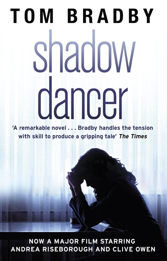Boekcover: Tom Bradby, Shadow Dancer. Een vrouw met haar handen voor haar gezicht.