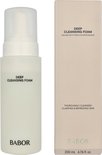 Babor Deep Cleansing Foam 200ml fles met pompdispenser naast de roze kartonnen verpakking.