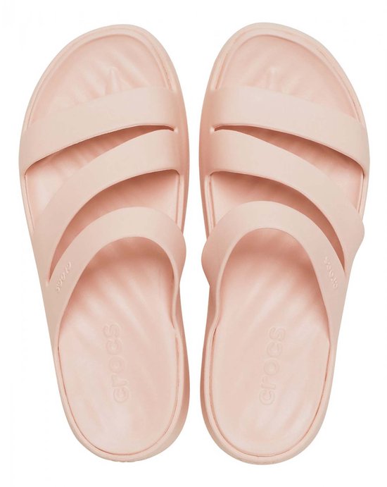 Lichtroze Crocs sandalen met drie bandjes over de wreef.