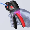 Een synthetische hand met een draadmodel omvat een zwarte Knipex kabelstripper met rode handgrepen.