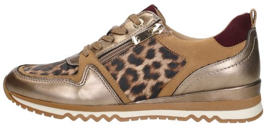Zijzicht dames sneaker met luipaardprint, beige, goudkleurig metaal en bordeauxrode details. Ritssluiting aan de zijkant.