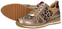Paar dames sneakers met luipaardprint, beige, goudkleurig metaal en bordeauxrode details. Ritssluiting aan de zijkant.