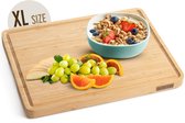 XL bamboe snijplank met een kom ontbijtgranen en vers fruit, waaronder druiven, sinaasappel en aardbeien.