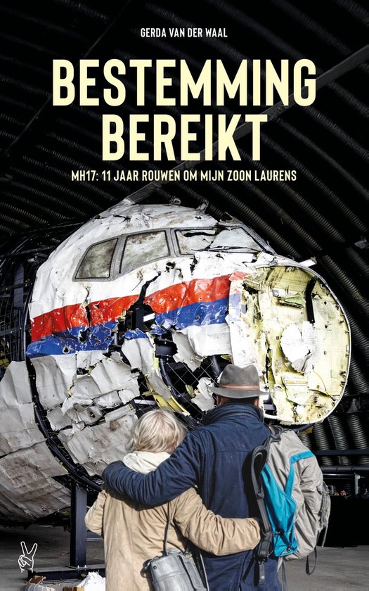 Twee personen omhelzen elkaar voor de gehavende cockpit van een vliegtuig met rode, witte en blauwe strepen. Boektitel: BESTEMMING BEREIKT.