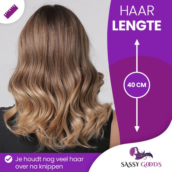 Achterkant van een model met een golvende, half-lange, donkerblonde pruik. Aanduiding '40 cm'.