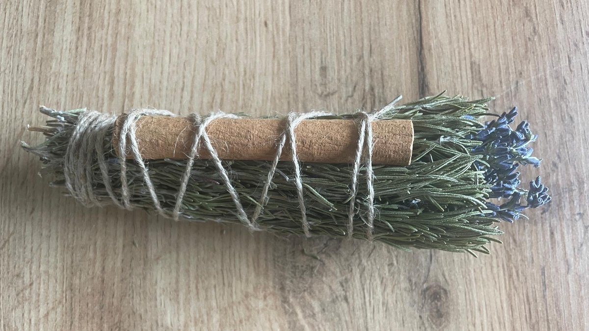 Natuurlijke Smudge Stick – Rozemarijn, Lavendel & Kaneel | Handgebonden Kruidenbundel | 1 stuk