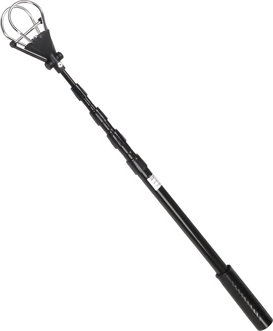 Zwarte uitschuifbare golfbalverzamelaar met een metalen kop, volledig uitgeschoven op een witte achtergrond.