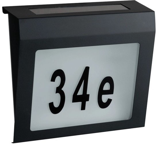 Zwart huisnummerbord met verlichting en de tekst '34e'. Zonnepaneel zichtbaar aan de bovenzijde.