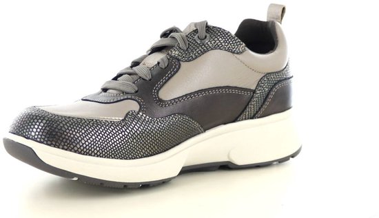 Grijze sneaker met donkere en metaalkleurige accenten, rits en veters.