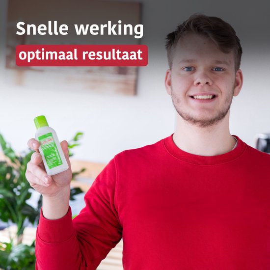 Jonge man in rood shirt houdt flesje Eccellente ontkalker vast. Tekst: "Snelle werking optimaal resultaat".