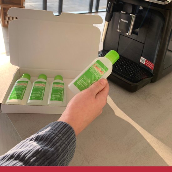 Doos met vier flesjes Eccellente ontkalker. Hand houdt een flesje bij een Philips koffiemachine.
