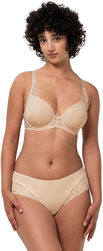 Model in een beige bh en bijpassende slip. De bh is versierd met kant. De bijpassende slip heeft kanten inzetstukken aan de zijkanten.