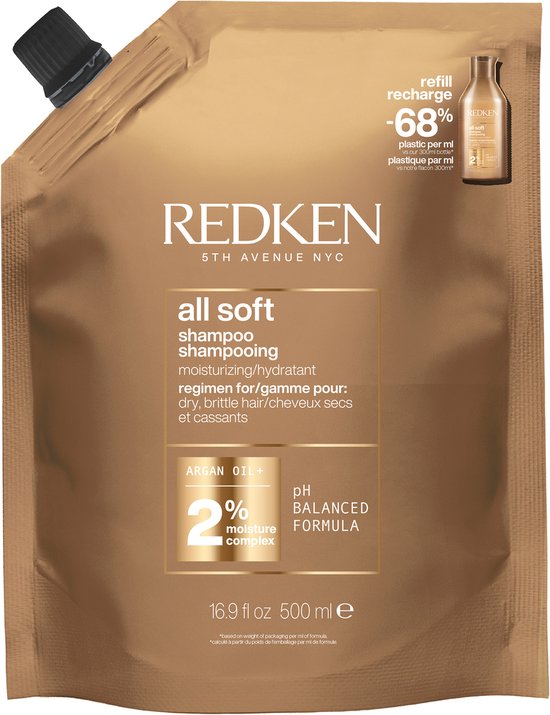Une pochette de recharge dorée pour shampooing Redken All Soft avec un bouchon noir et du texte. Le texte indique "refill", "-68% plastique par ml".