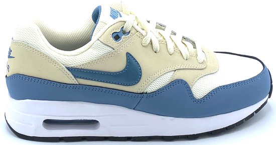 Nike Air Max 1 sneaker in crème, wit en blauw met een zichtbare luchtzool.